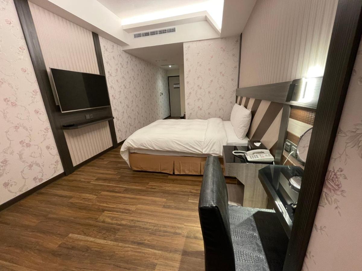 Weifeng Boutique Business Hotel - Zhanqian Branch Pingtung ภายนอก รูปภาพ