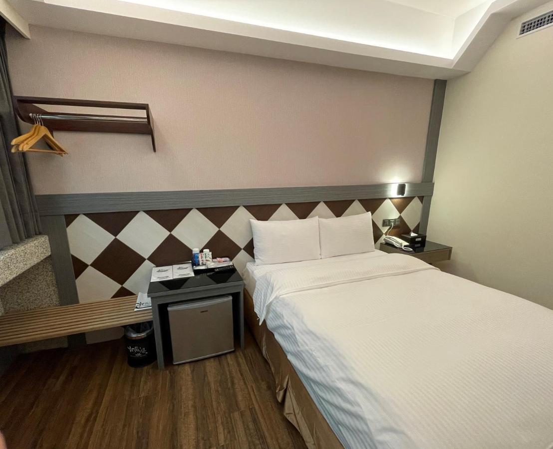 Weifeng Boutique Business Hotel - Zhanqian Branch Pingtung ภายนอก รูปภาพ